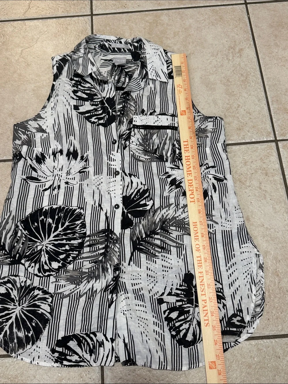 Chico’s Sleeveless Black & White Tropical Leaf Print Button-Down Top US size 4/6 - Picture 3 of 6